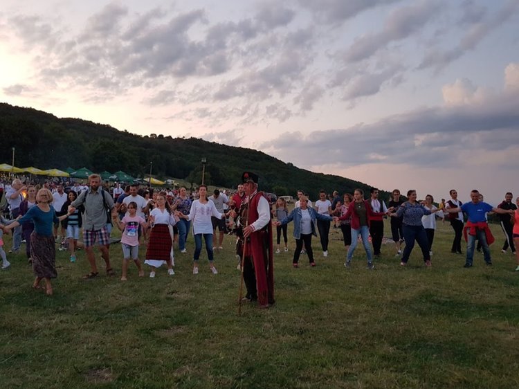 Песни и танци огласиха поляната под връх Малка Драгойна