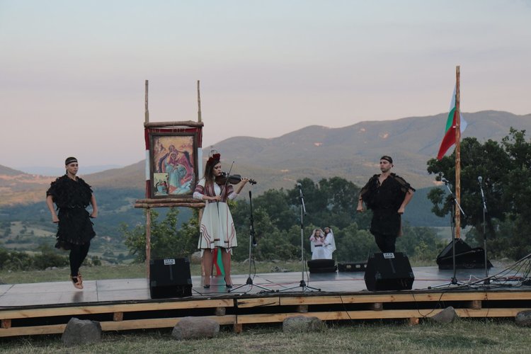 Песни и танци огласиха поляната под връх Малка Драгойна