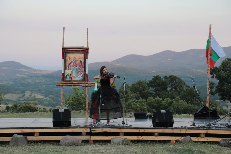 Песни и танци огласиха поляната под връх Малка Драгойна