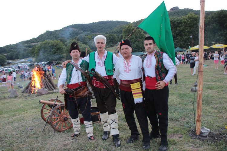 Песни и танци огласиха поляната под връх Малка Драгойна