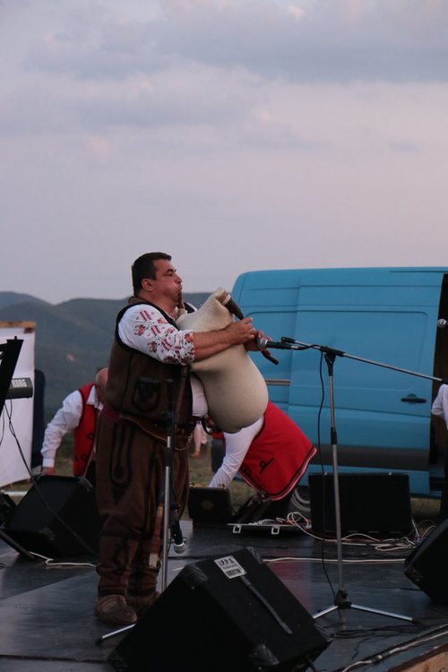 Песни и танци огласиха поляната под връх Малка Драгойна