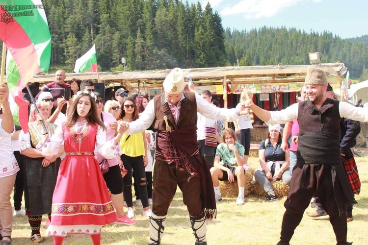 Влюбени се сгодиха на Роженските поляни по време на събора