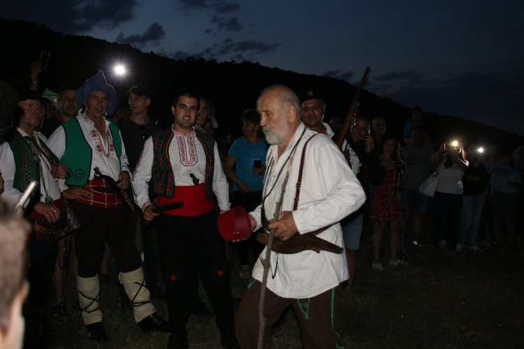 Песни и танци огласиха поляната под връх Малка Драгойна