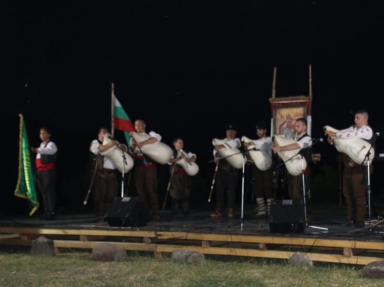 Песни и танци огласиха поляната под връх Малка Драгойна