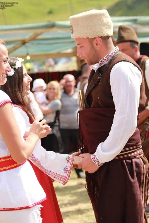 Влюбени се сгодиха на Роженските поляни по време на събора