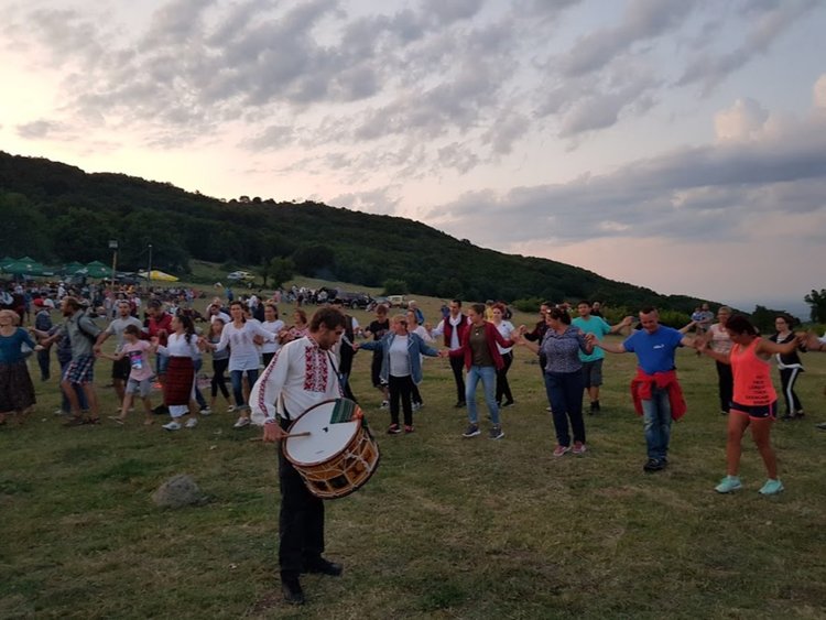 Песни и танци огласиха поляната под връх Малка Драгойна