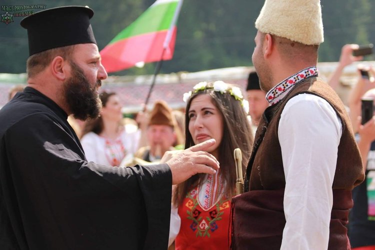 Влюбени се сгодиха на Роженските поляни по време на събора