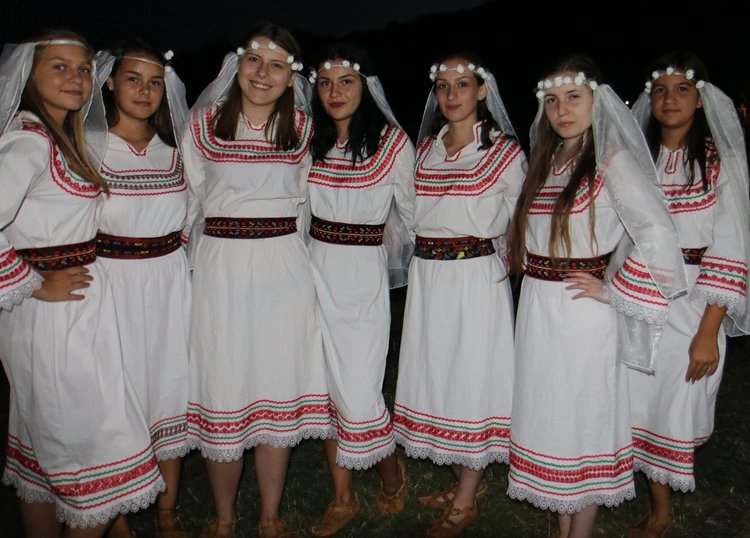 Песни и танци огласиха поляната под връх Малка Драгойна