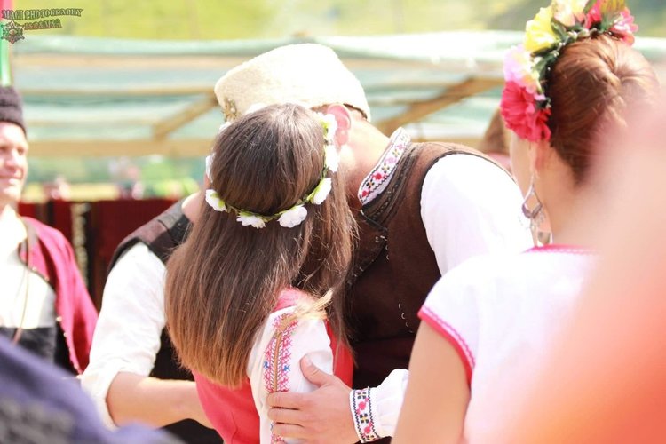 Влюбени се сгодиха на Роженските поляни по време на събора