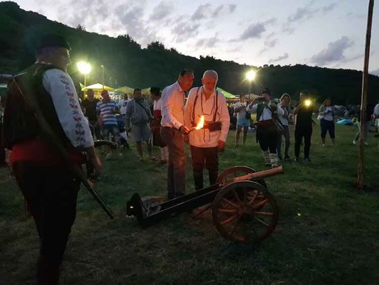 Песни и танци огласиха поляната под връх Малка Драгойна
