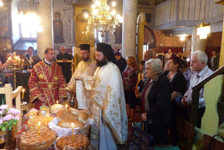 Църква, измолена с прошение от Високата порта преди 160 години, чества двоен празник