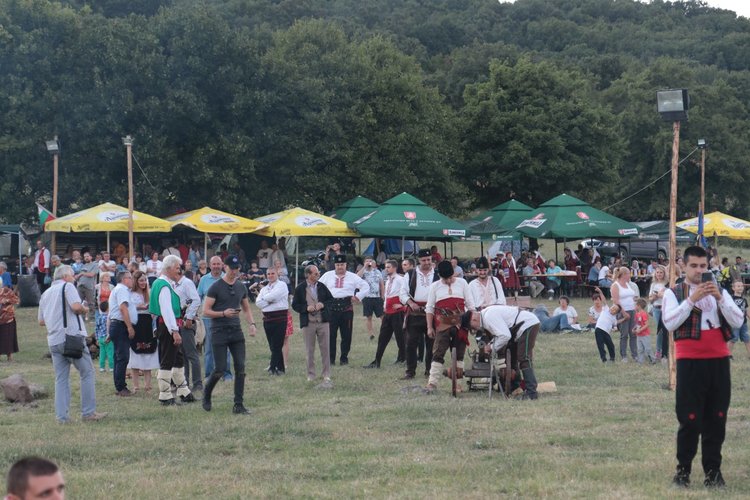 Песни и танци огласиха поляната под връх Малка Драгойна