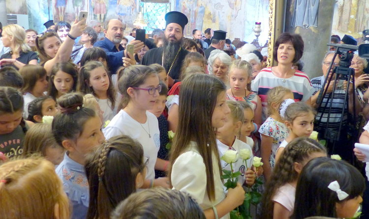 Деца изненадаха митрополит Николай с 50 бели рози за юбилея му