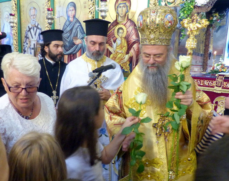 Деца изненадаха митрополит Николай с 50 бели рози за юбилея му