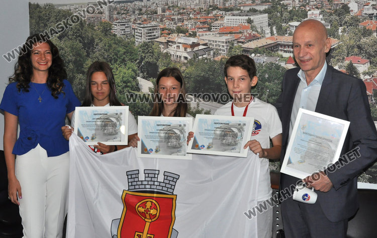 Деца от Хасково с награда от Космически лагер в Измир