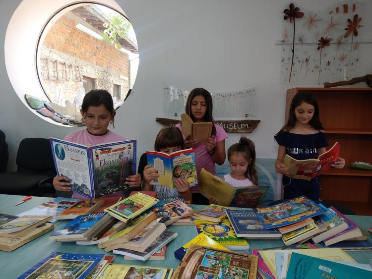 Днес "Теклас България" дари детски книги на Арт къщата в Дъждовница