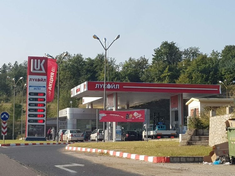 Дядо зад волана предизвика днес поредната катастрофа до бензиностанция, пострада 57 годишен