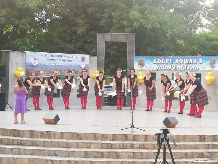  Жители и гости на Момчилград аплодираха изпълнителите във Вечерта на толерантността