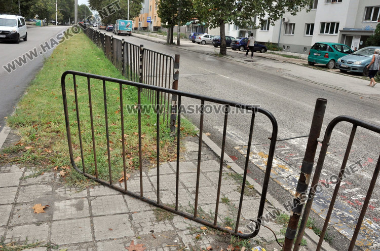 Отвориха достъпа към незаконна пешеходна пътека в Хасково