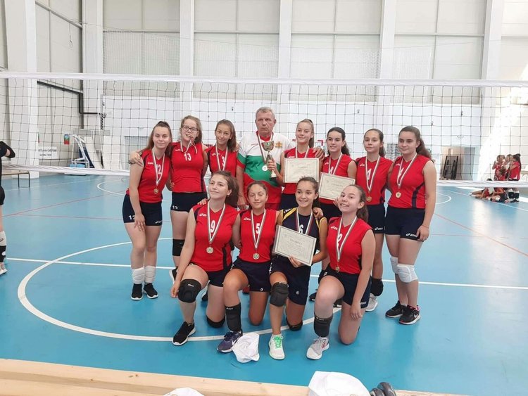 Кирковчани първи на волейбол в страната при малките селища