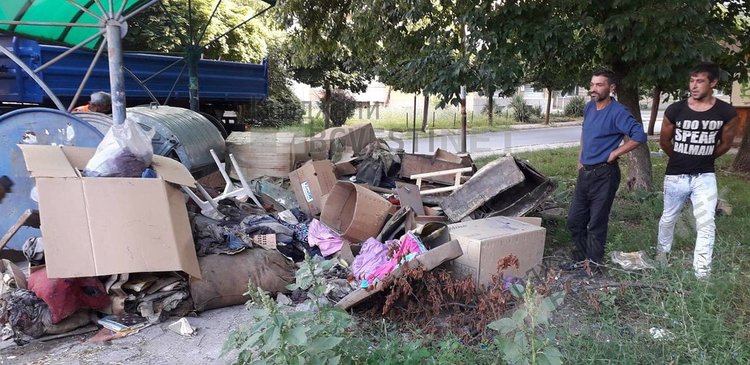 Нагли гурбетчии изхвърлят безразборно  тонове отпадъци от новите си жилища,  не се стряскат от глоби