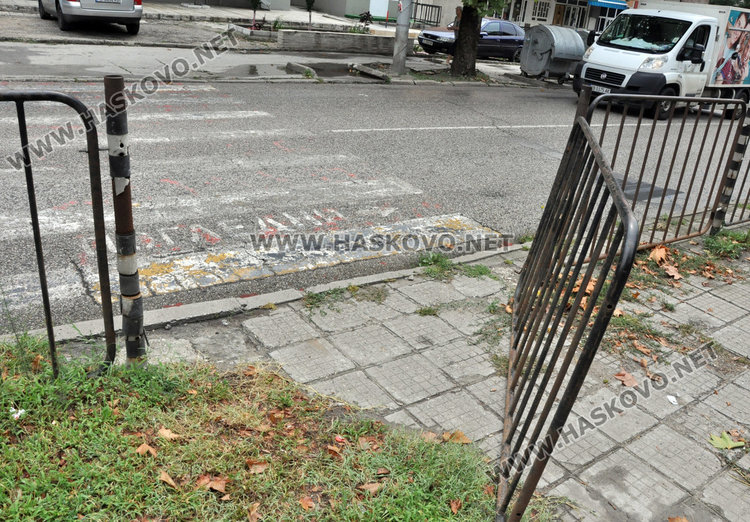 Отвориха достъпа към незаконна пешеходна пътека в Хасково