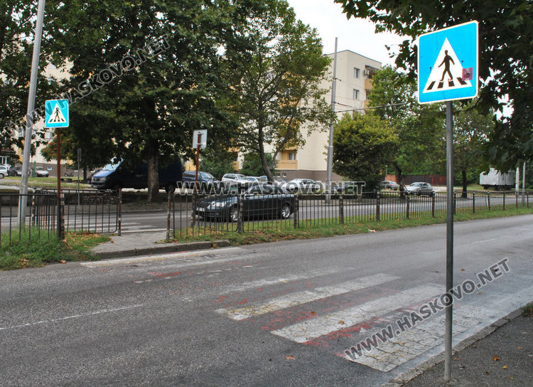 Отвориха достъпа към незаконна пешеходна пътека в Хасково