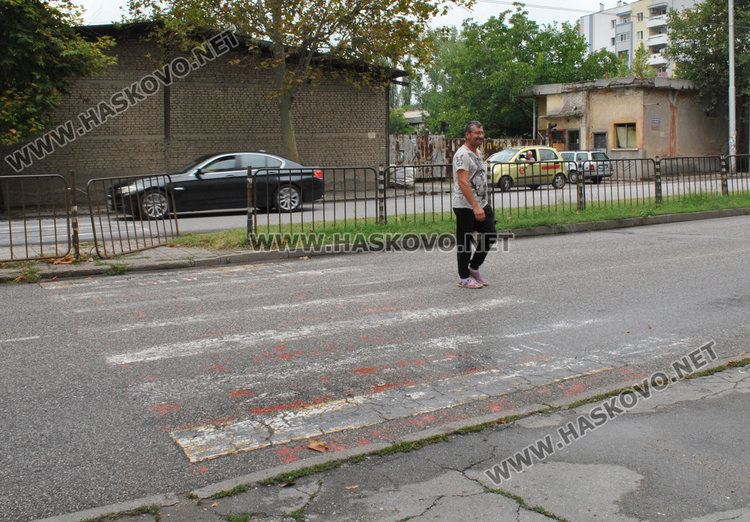 Отвориха достъпа към незаконна пешеходна пътека в Хасково