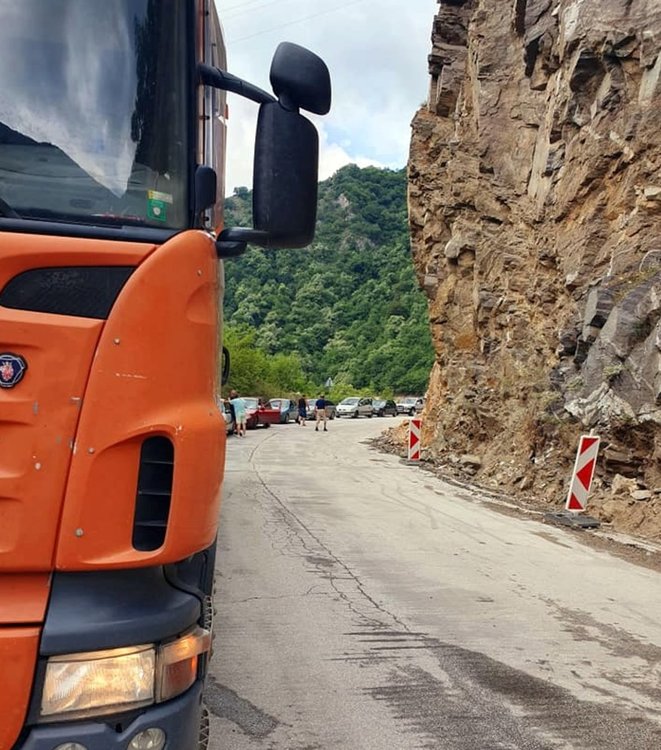 Задръстване и километрични колони автомобили по направление Девин-Кричим