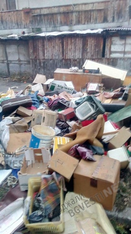 Нагли гурбетчии изхвърлят безразборно  тонове отпадъци от новите си жилища,  не се стряскат от глоби