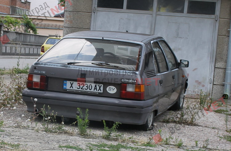 този автомобил е бил на това място и 2017 година, когато сме правили предния материалул. "Ив. Вазов"