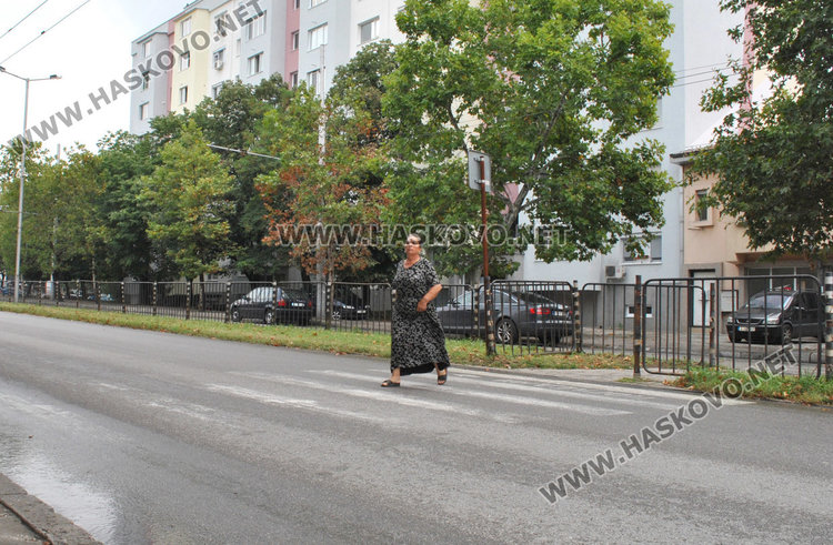 Отвориха достъпа към незаконна пешеходна пътека в Хасково