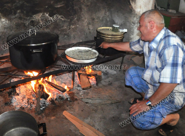 Десетки се събраха до параклиса на Св. Анна край Тракиец