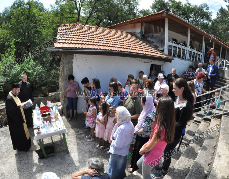 Десетки се събраха до параклиса на Св. Анна край Тракиец