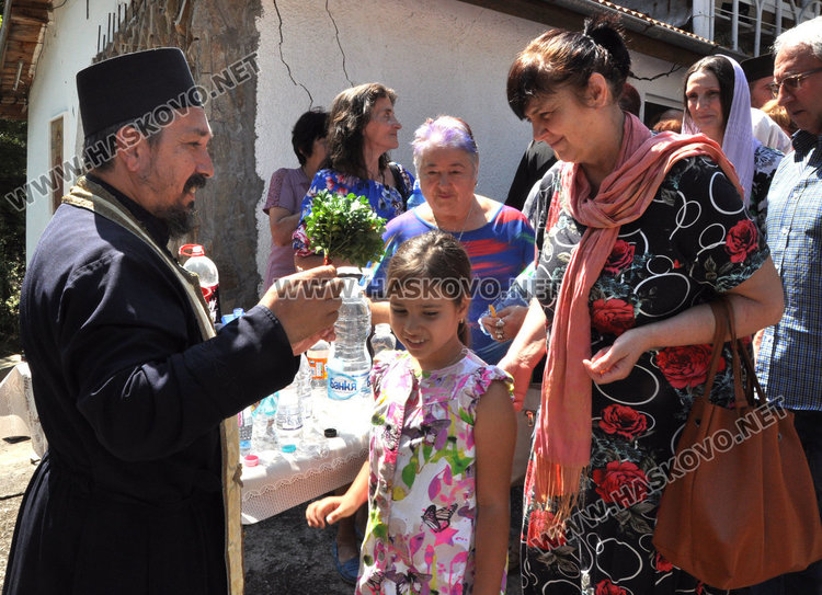 Десетки се събраха до параклиса на Св. Анна край Тракиец