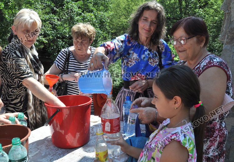 Десетки се събраха до параклиса на Св. Анна край Тракиец