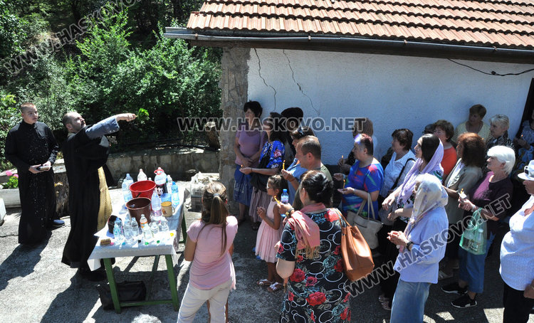 Десетки се събраха до параклиса на Св. Анна край Тракиец