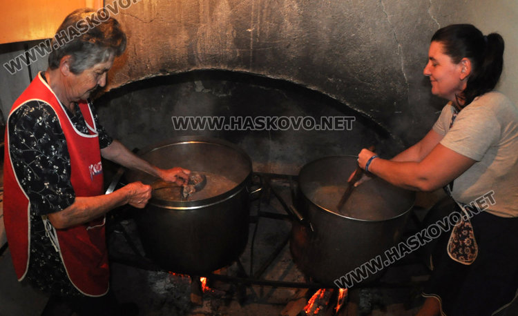 Десетки се събраха до параклиса на Св. Анна край Тракиец