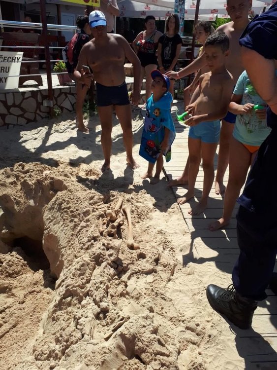 Откриха човешки кости на плажа в Китен (видеа)