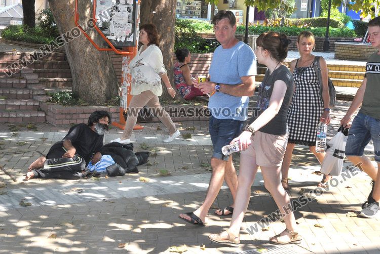 Просяци окупираха центъра на Хасково