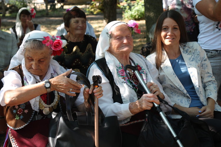 Фолклорен фестивал в Поляново събра десетки състави и групи