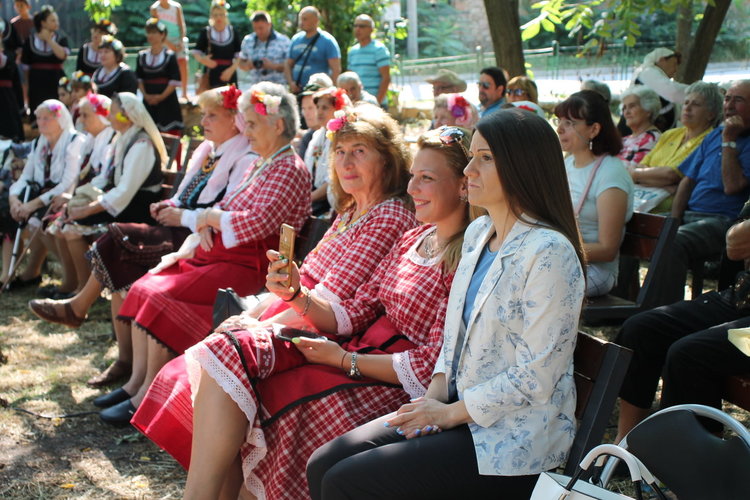Фолклорен фестивал в Поляново събра десетки състави и групи