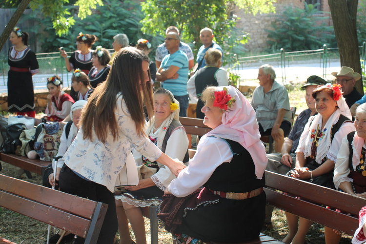 Фолклорен фестивал в Поляново събра десетки състави и групи