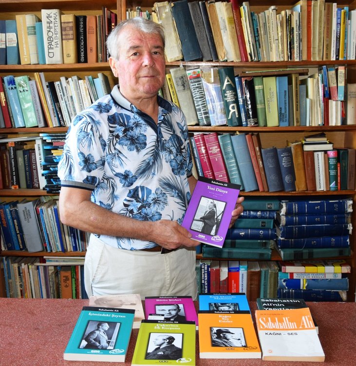 Поет от Бурса дари книги на Сабахаттин Али на ардинската библиотека 
