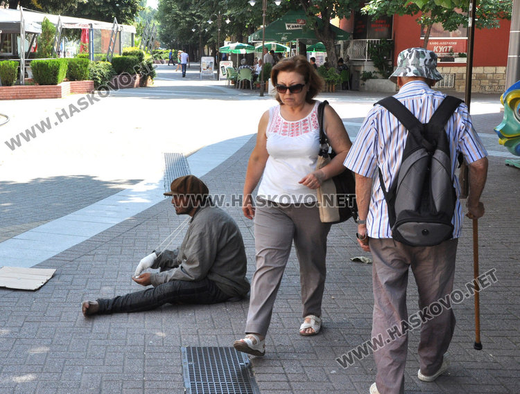 Просяци окупираха центъра на Хасково