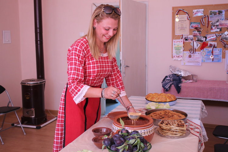 Фолклорен фестивал в Поляново събра десетки състави и групи