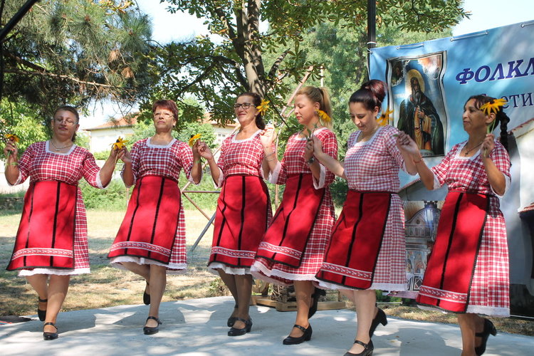 Фолклорен фестивал в Поляново събра десетки състави и групи