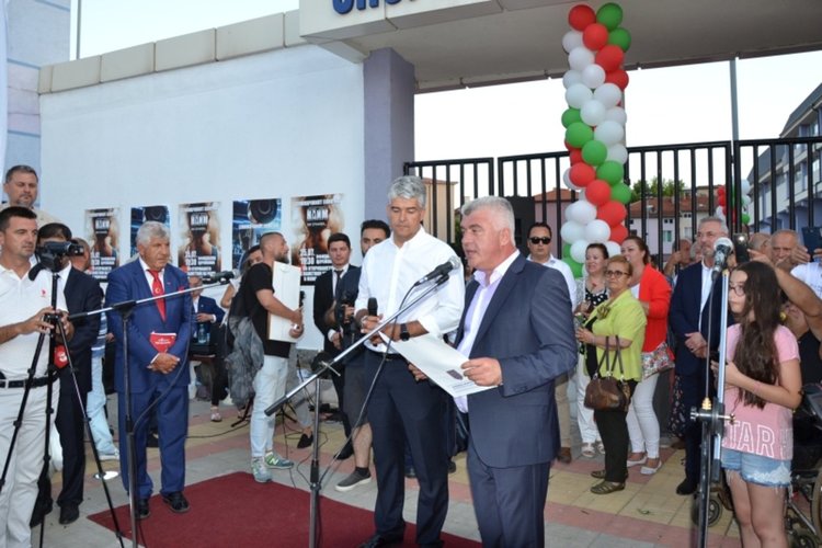 Хиляди се събраха на откриването на паметника на Наим Сюлейманоглу в Момчилград