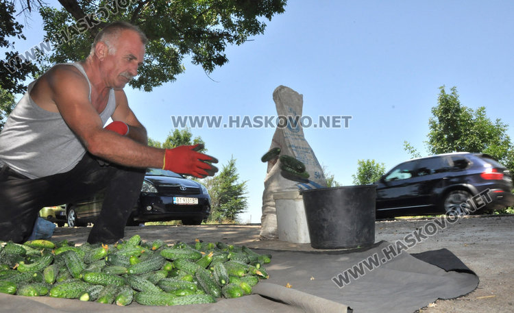 Търговци край Конуш: Голям трафик по пътя, малко продажби