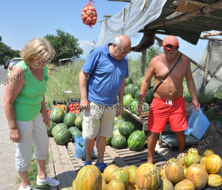 Търговци край Конуш: Голям трафик по пътя, малко продажби